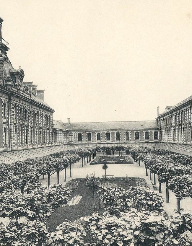 Cour d’honneur du lycée Clemenceau (1912)