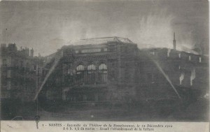 Le Théâtre de la Renaissance pendant l'incendie (Carte Postale - Collection personnelle)