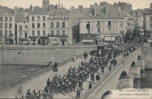 "Le 65e de ligne rentrant à Nantes" par la rue Bon-Secours. Carte postale timbrée en août 1914