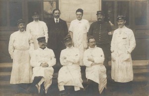 Le corps médical du Petit Lycée transformé, d'août à septembre 1914, en Hôpital temporaire ( N°2 ). Assis, le 1er à droite, le docteur Georges Lebeaupin, ancien élève du lycée. 