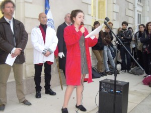 Une élève lit le message de l'Union Française des Anciens Combattants et Victimes de Guerre (UFAC), entourée de Frédéric Pichard, proviseur-adjoint, Bernard Allaire et Guy Savoret, président et Vice-président de l'Amicale des Anciens Elèves