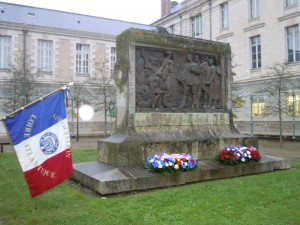 Les gerbes du Lycée et de l'Amicale des Anciens Elèves déposées au pied du Monument aux Morts 