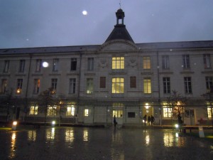 La cour d'honneur du lycée Clemenceau au soir du 12 novembre 2013