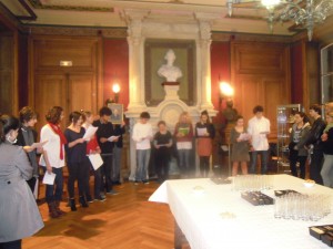 Dans le parloir, évocation de l'Affaire du Lycée de Nantes qui vit s'affronter, en février 1913, des prépas Saint-Cyr et les jeunes auteurs d'une revue littéraire : neuf élèves de Première, option théâtre, et deux lycéennes allemandes, encadrés par Marc-Olivier Pérou et accompagnés à l'harmonica par Bernard Allaire, interprètent un texte de Jean-Louis Liters