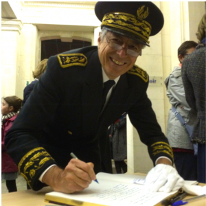 Henri-Michel COMET, Préfet de la région Pays de la Loire, préfet de la Loire-Atlantique, signe le Livre d'Or du lycée Clemenceau (Photographie Bernard Allaire)