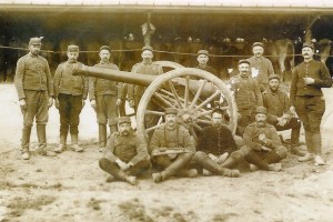 Artilleurs nantais et leur 75 à Le Mesnil-lès-Hurlus (Champagne) en 1915